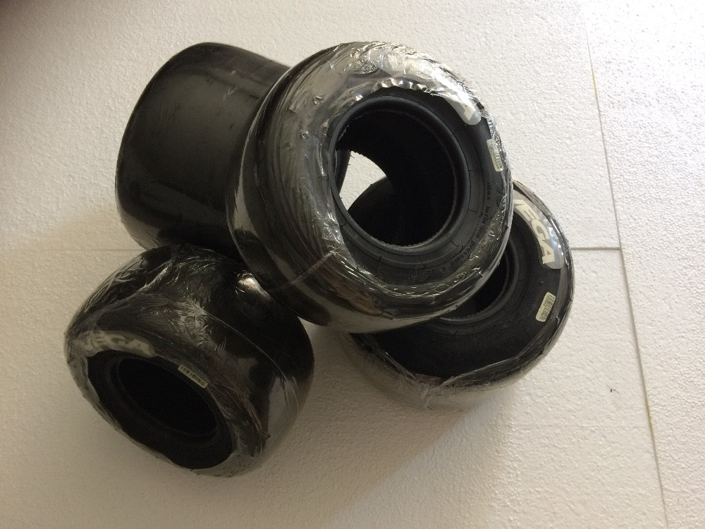 Satz Vega XM4 PRIME (Weiss) Kartreifen 4.60/7.10-5 CIK